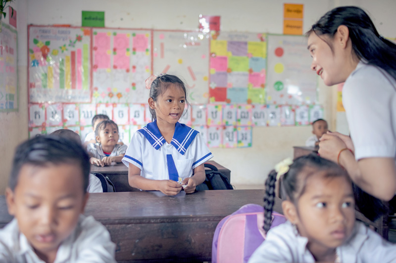 Chhay Kimsak, enseignante, interagit avec ses élèves de première année à l'école primaire de Chambok Haer, à Siem Reap au Cambodge. Crédit : GPE/Roun Ry