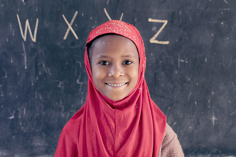 Une élève de première année devant le tableau de sa salle de classe à l'école de Felege Abay à Bahar Dar en Éthiopie. Crédit : GPE/Kelley Lynch